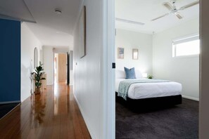 4 Schlafzimmer, Schreibtisch, Bügeleisen/Bügelbrett, Internetzugang