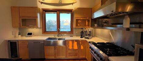 Køleskab, mikrobølgeovn, ovn, kogeplade