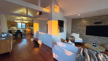 Smart TV, fireplace, music library, stereo