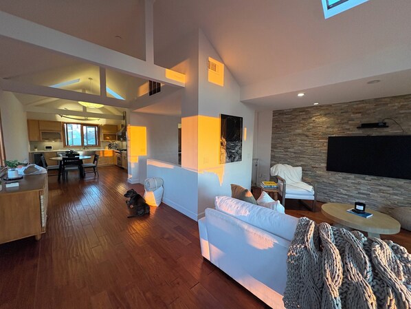 Smart TV, fireplace, music library, stereo - Fully furnished, ocean views crown three levels in perfect Playa Del ReyHarmony (Los Angeles)