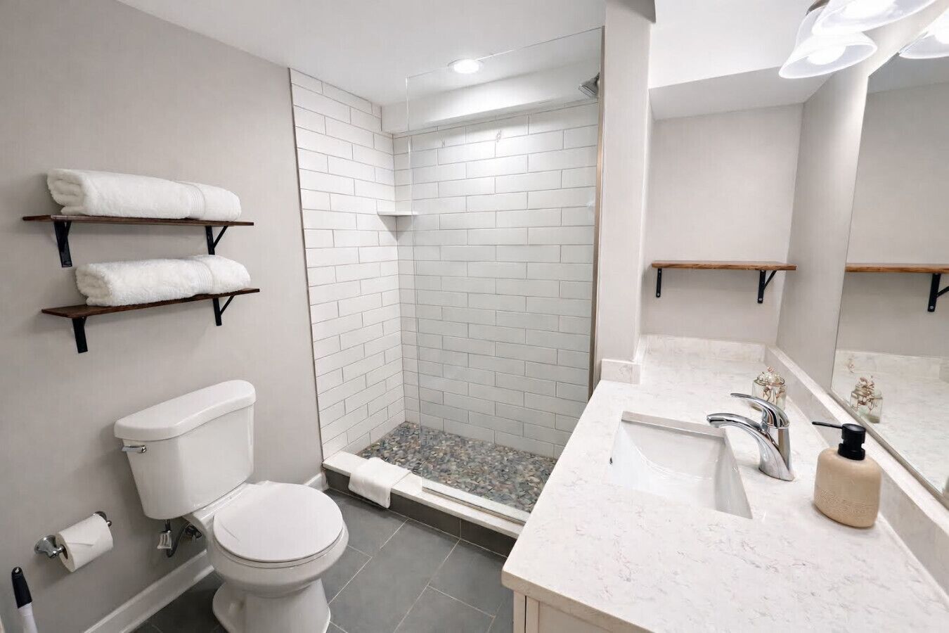 Une salle de bain moderne équipée de toilettes, d’une douche et d’un lavabo.