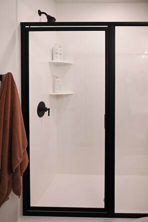 Douche, sèche-cheveux, serviettes fournies, savon