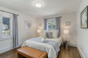 3 bedrooms, desk, iron/ironing board, travel crib