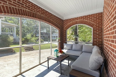 Beautiful Midtown Home-sleeps 13