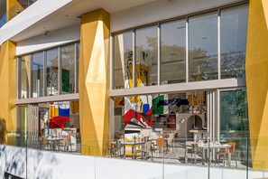 تناول الطعام بالخارج