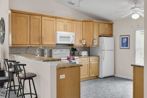 Kjøleskap, mikrobølgeovn, ovn og kokeplater