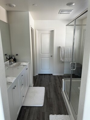 Shower, hair dryer, bidet, towels