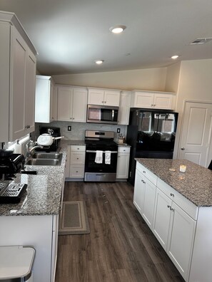 Mikrobølgeovn, ovn, kokeplater og oppvaskmaskin