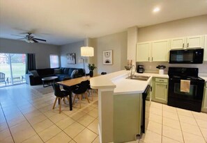 Kühlschrank, Mikrowelle, Ofen, Geschirrspüler