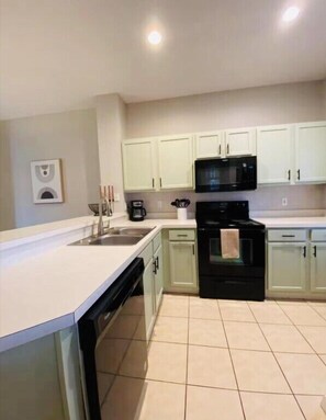 Kühlschrank, Mikrowelle, Ofen, Geschirrspüler