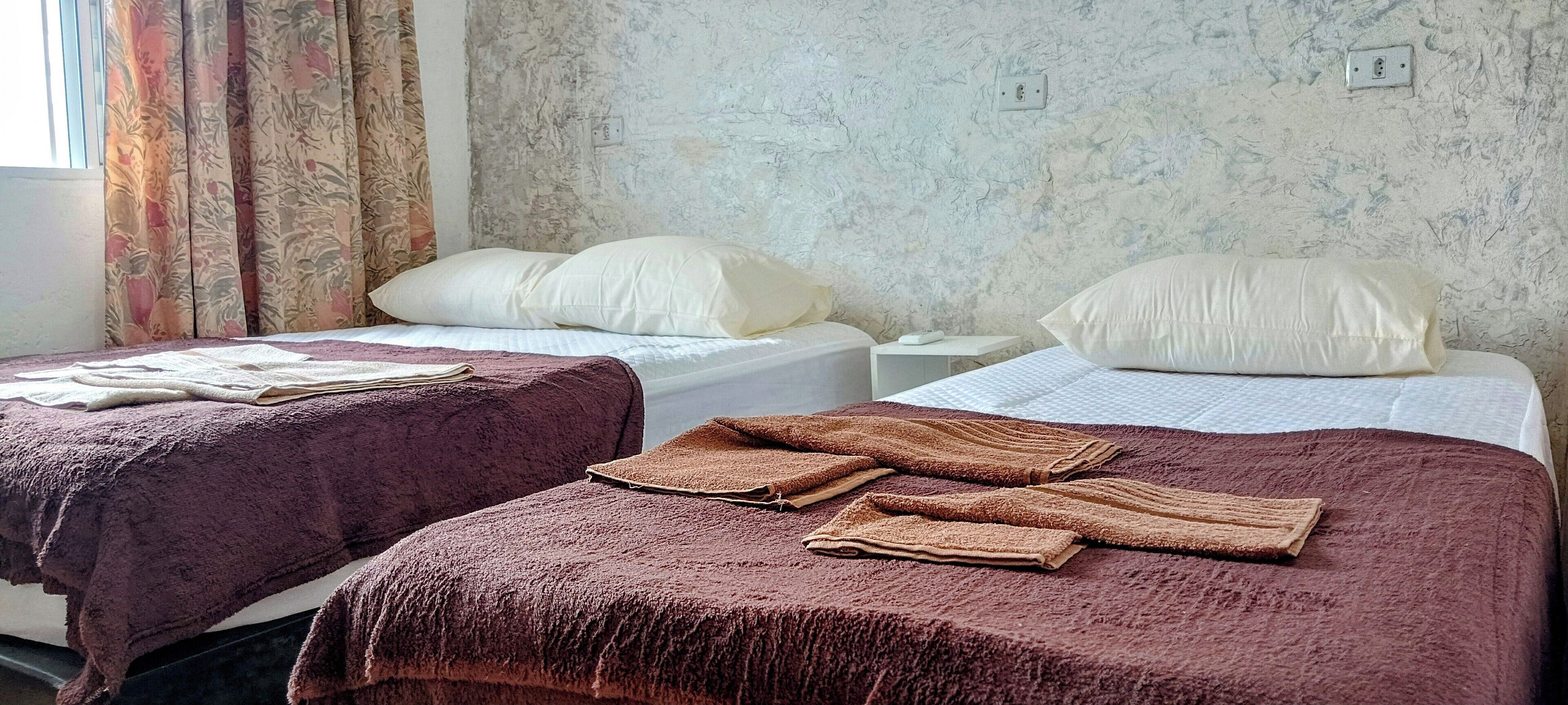 2 habitaciones, tabla de planchar con plancha y wifi gratis 