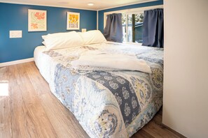 1 bedroom, iron/ironing board, travel crib, free WiFi - The Romantic Mountain Modern (Lyons)