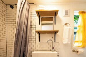 Haartrockner, Handtücher, Seife, Shampoo