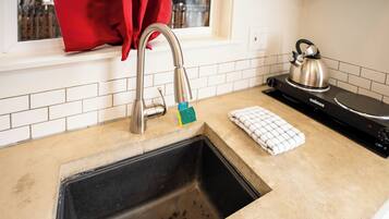 Réfrigérateur, plaque de cuisson, cafetiÚre/bouilloire