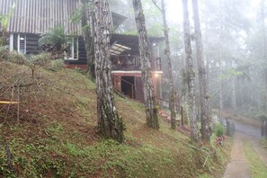 A rustic cabin with a wooden deck and a metal staircase leading to a covered area. - Serene 4-bedroom country house in Panamá hermoso chalet  4 habitaciones, 3 banos (Panamá)