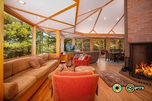 Smart TV, fireplace, books, offices - Arbor Vitae - experience the Tree of Life! (Basye)