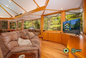 Smart TV, fireplace, books, offices - Arbor Vitae - experience the Tree of Life! (Basye)