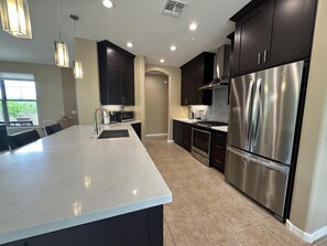 冷蔵庫、電子レンジ、オーブン、コンロ