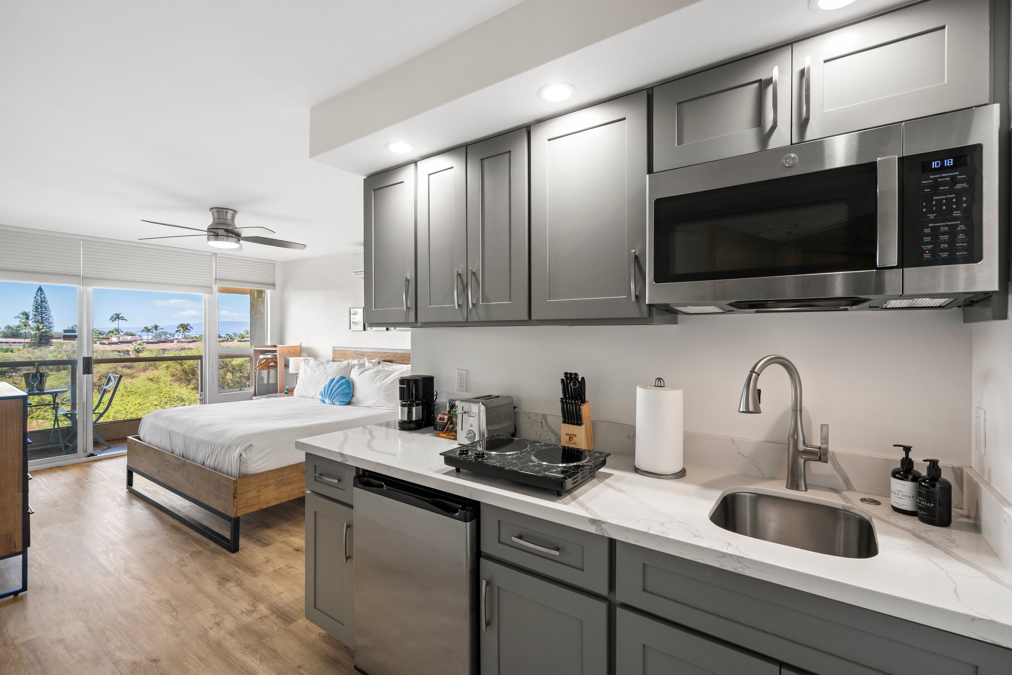 Microwave, coffee/tea maker, electric kettle, toaster