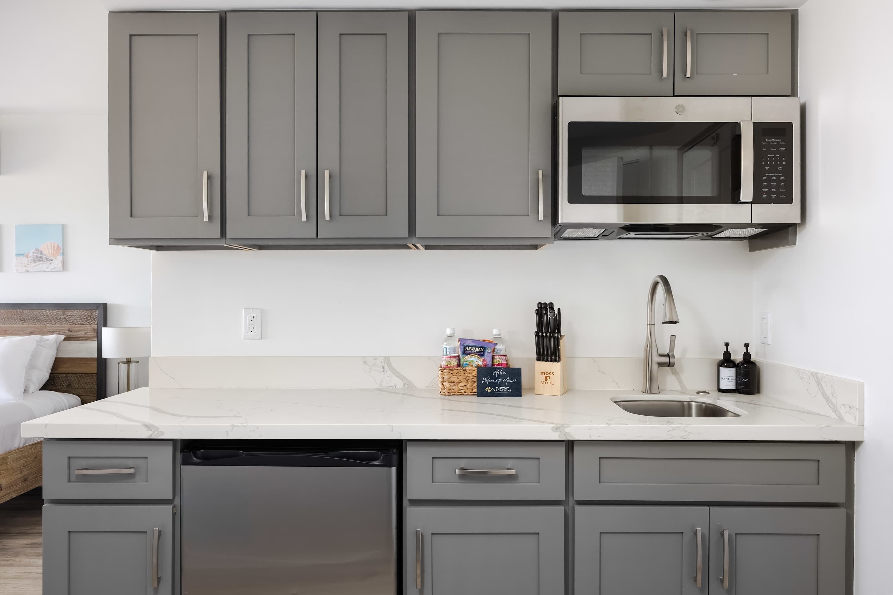 Coffee/tea maker, microwave, electric kettle, toaster