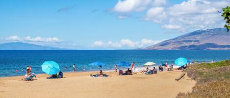 Beach nearby, sun-loungers, beach towels