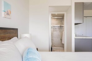 Iron/ironing board, WiFi (free), bed sheets - Beachside studio w/ pool & hot tub access (Kihei)