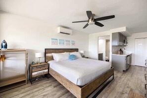 Iron/ironing board, WiFi (free), bed sheets - Beachside studio w/ pool & hot tub access (Kihei)