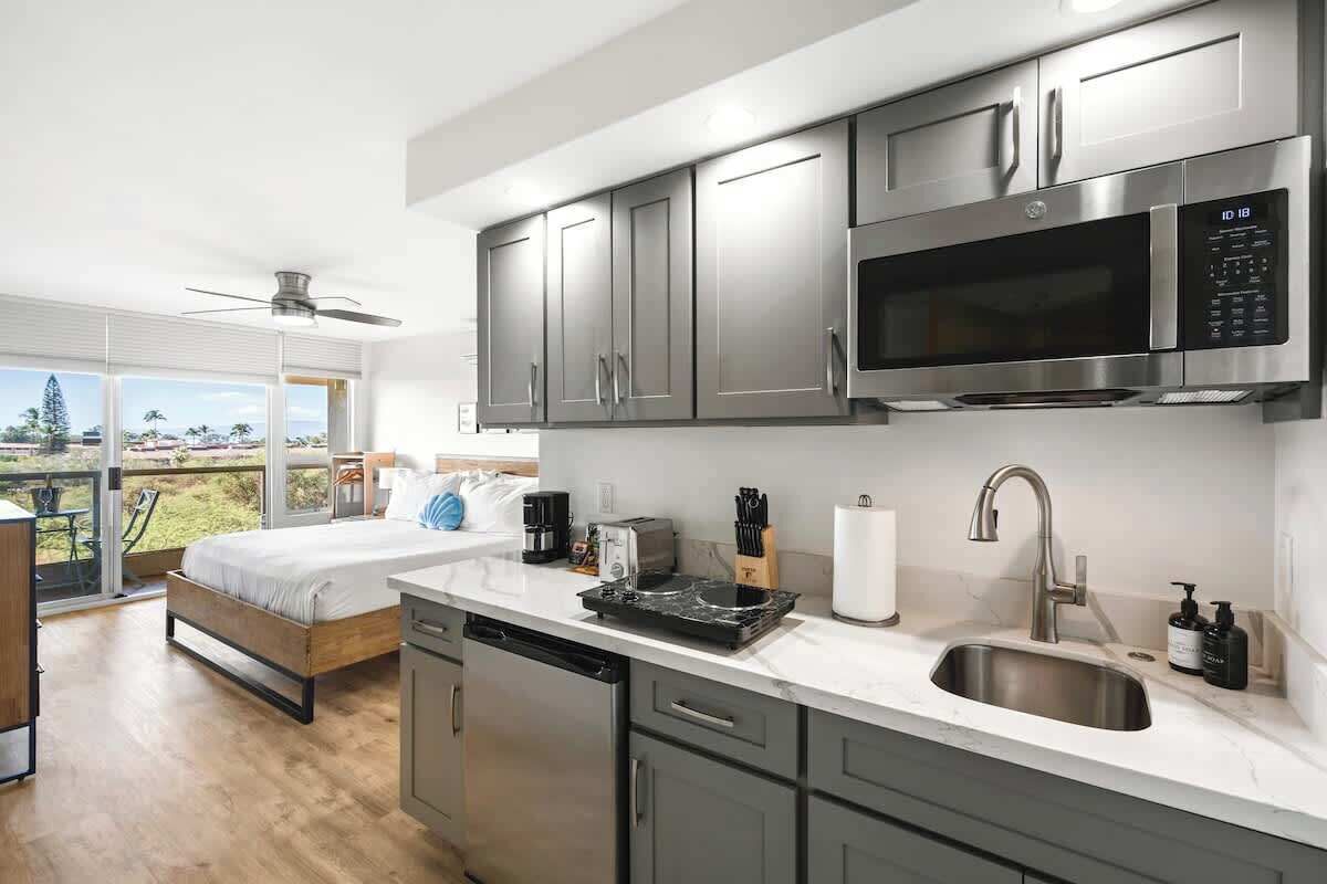 Mikrowelle, Wasserkocher mit Kaffee-/Teezubehör, Wasserkocher, Toaster