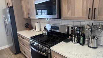 Refrigerador, microondas, horno, placa de cocina