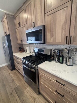 Fridge, microwave, oven, stovetop - RiverWest Northern Retreat - Hot Tub - Sauna - Dogs Allowed (Duluth)