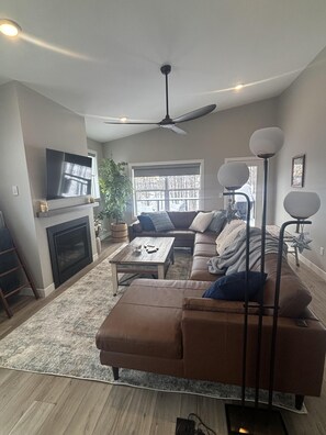 Smart TV, fireplace, books - RiverWest Northern Retreat - Hot Tub - Sauna - Dogs Allowed (Duluth)