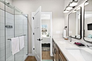 Shower, hair dryer, towels - RiverWest Northern Retreat -Hot Tub - Sauna - Dogs Allowed (Duluth)