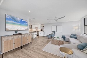TV - Gulf & Bay: Siesta Beach, Pool & Lake Views! Reno 2BR + Bonus, Gym & Pickleball (Siesta Key)