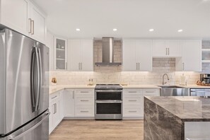 Microwave, oven, stovetop, dishwasher - Gulf & Bay: Siesta Beach, Pool & Lake Views! Reno 2BR + Bonus, Gym & Pickleball (Siesta Key)