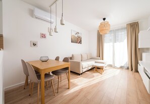 Dining - Wola Signature Apartment (Warszawa)