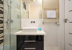 Shower, hair dryer, towels