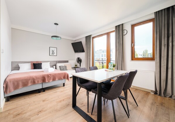 Iron/ironing board, WiFi, bed sheets