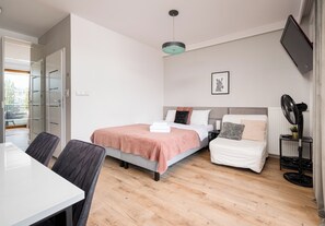 Tabla de planchar con plancha, wifi y ropa de cama 