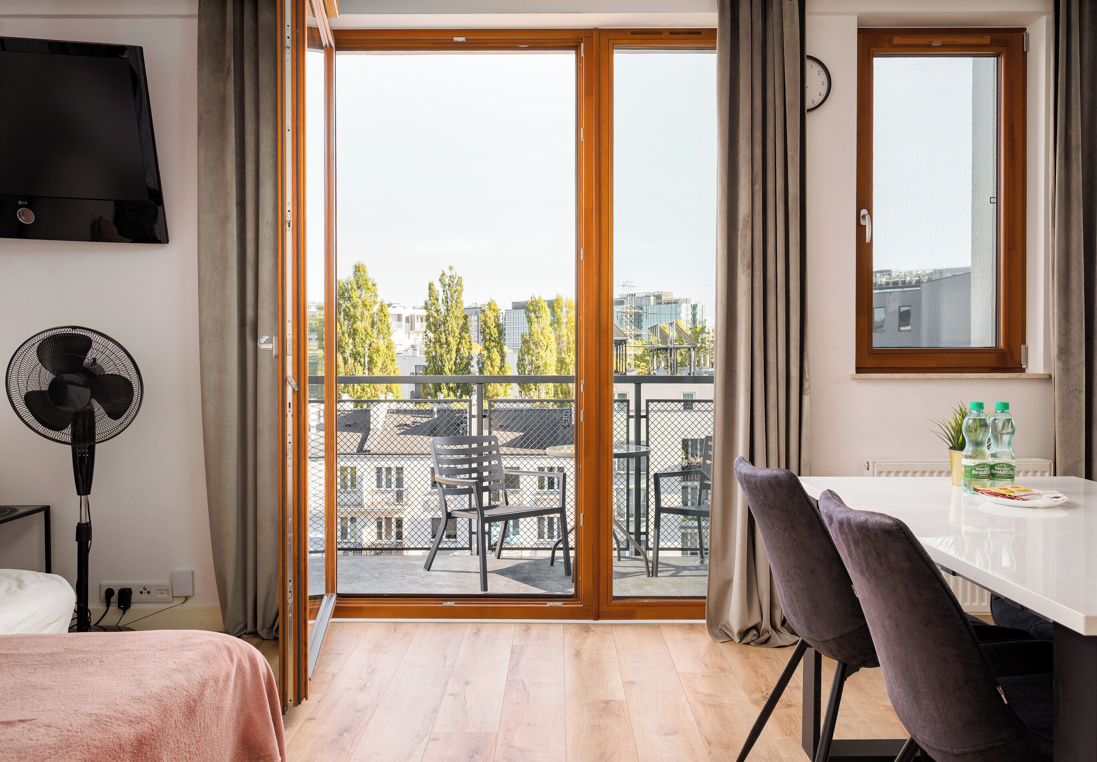 Iron/ironing board, WiFi, bed sheets