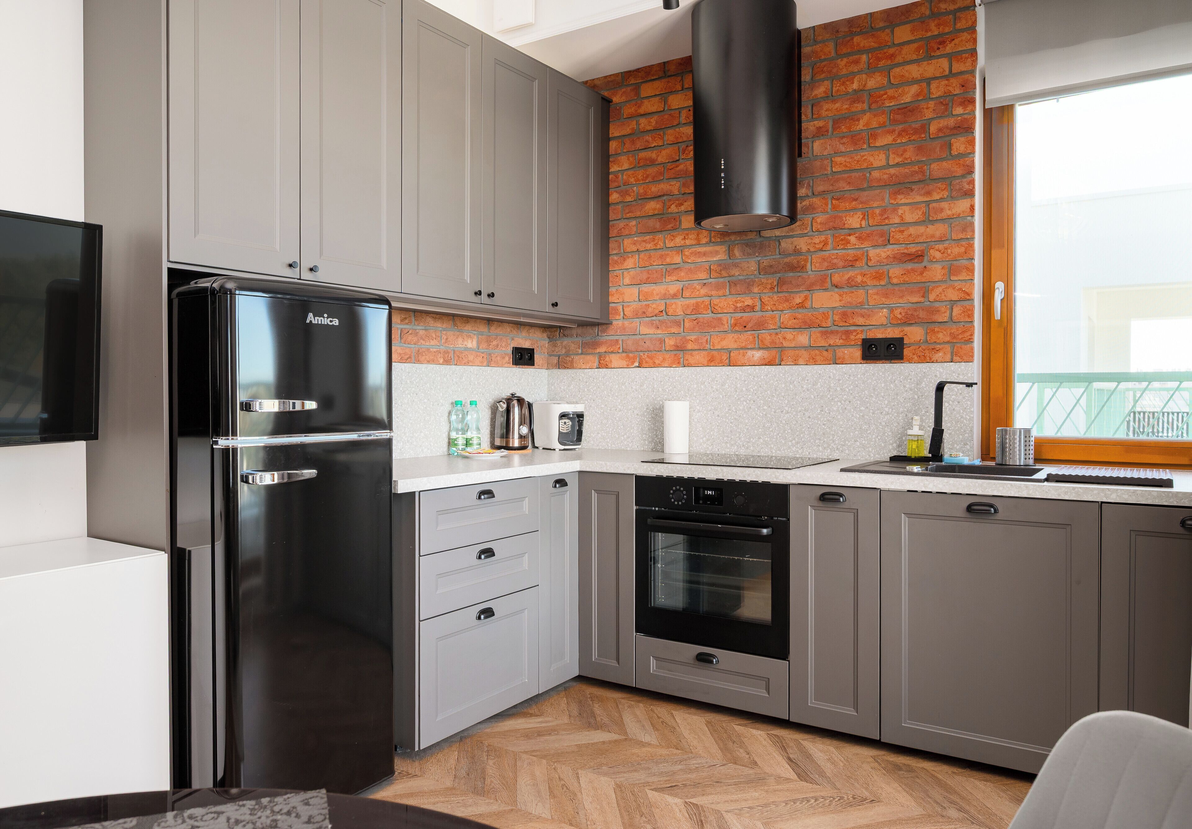 Frigorífico, horno, placa de cocina y lavavajillas