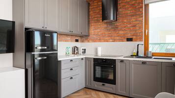 Jääkaappi, uuni, liesi, astianpesukone