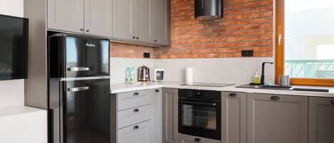 Réfrigérateur, un four, surface de cuisson, lave-vaisselle