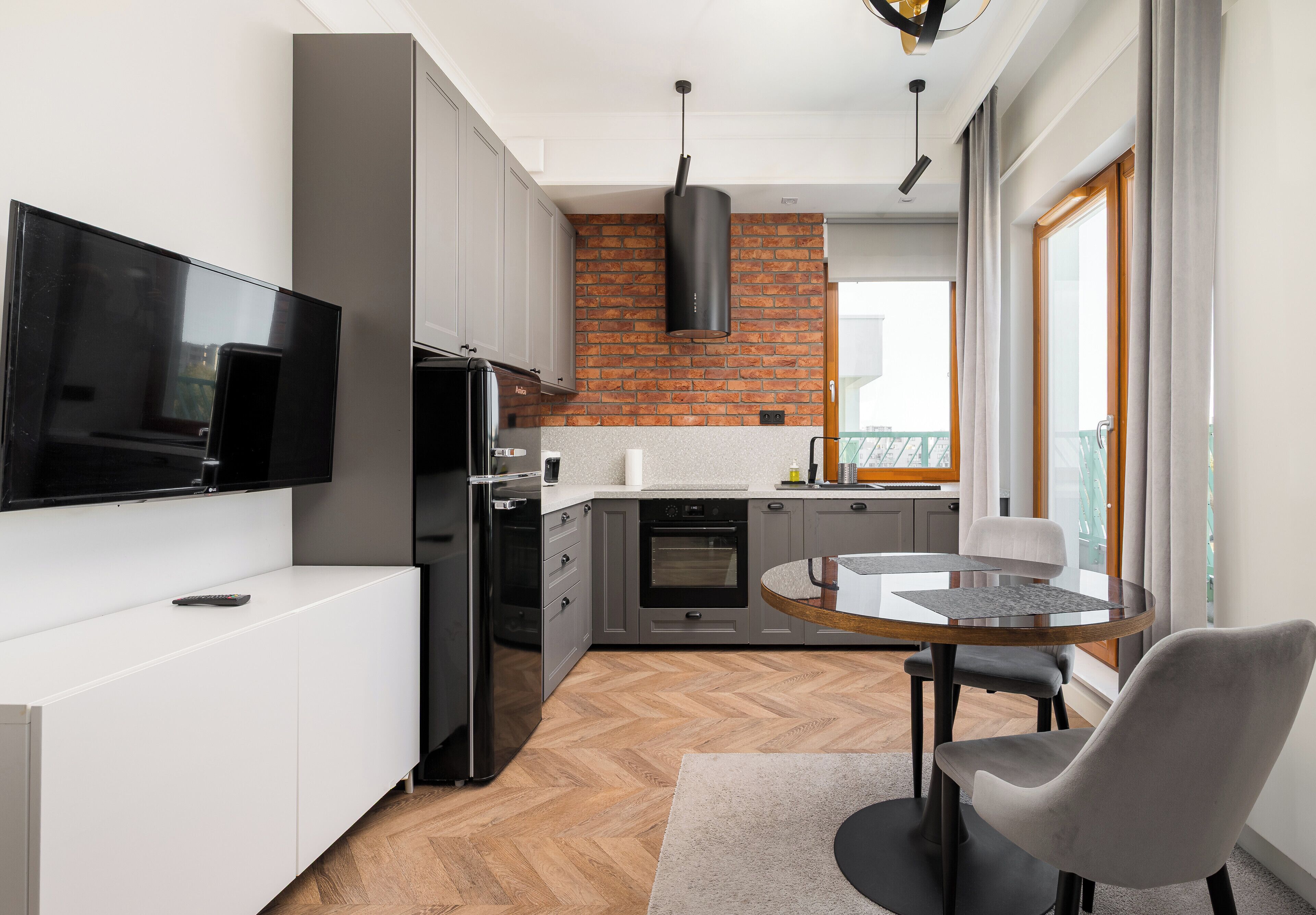 Frigorifero, forno, piano cottura, lavastoviglie