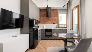 Fridge, oven, stovetop, dishwasher