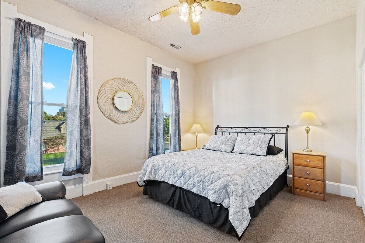 House, Private Bathroom (Big Yellow)