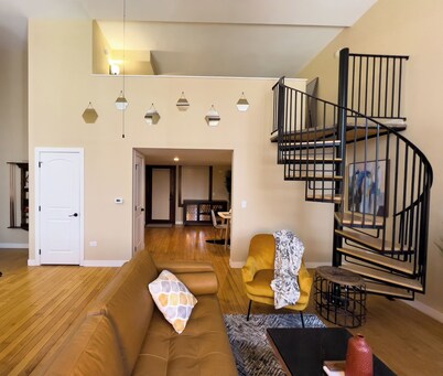 Historic Luxury 2-Bedroom wz Loft &FREE Parking