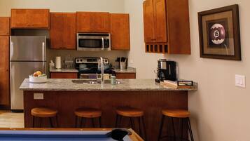 Réfrigérateur, micro-ondes, four, plaque de cuisson