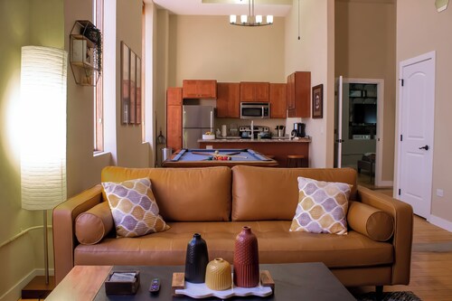 Historic Luxury 2-Bedroom wz Loft &FREE Parking