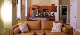 Historic Luxury 2-Bedroom wz Loft &FREE Parking
