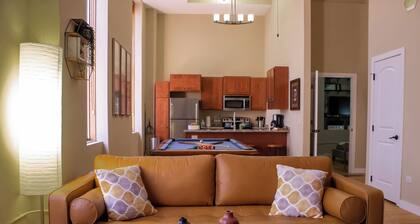 Historic Luxury 2-Bedroom wz Loft &FREE Parking